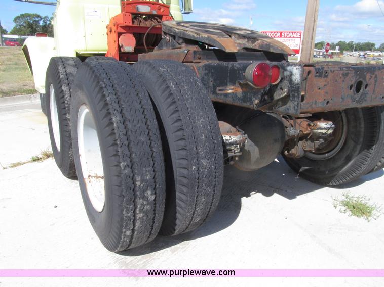 image for item E4519 1960 International R190 semi truck