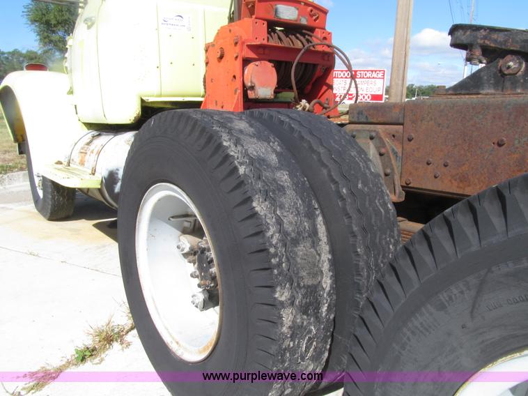 image for item E4519 1960 International R190 semi truck