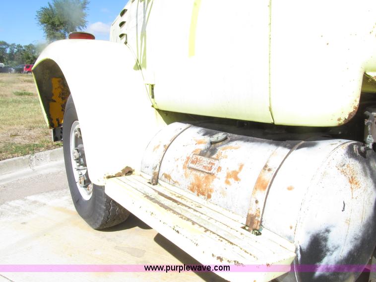 image for item E4519 1960 International R190 semi truck