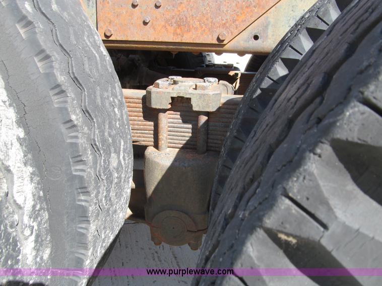 image for item E4519 1960 International R190 semi truck