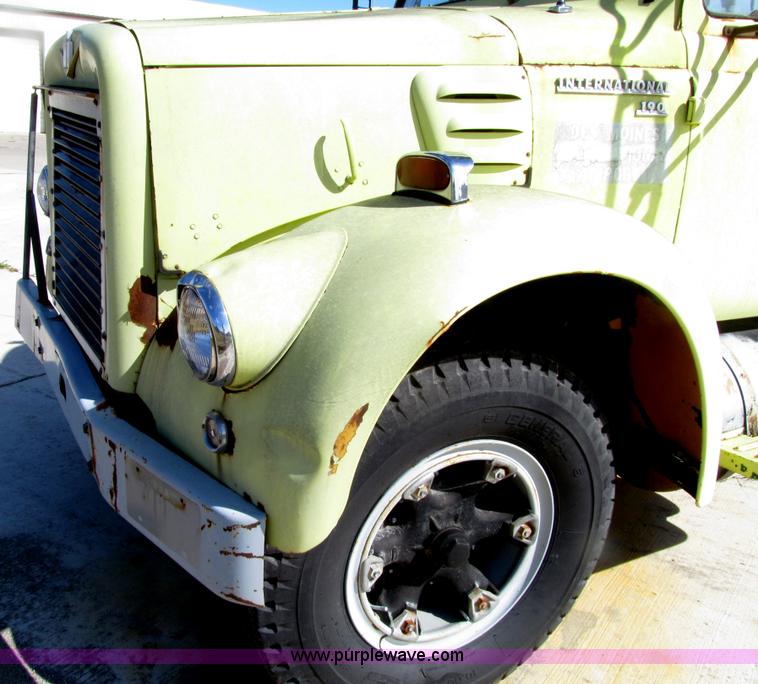 image for item E4519 1960 International R190 semi truck