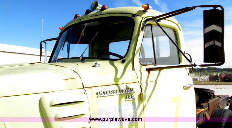 image for item E4519 1960 International R190 semi truck