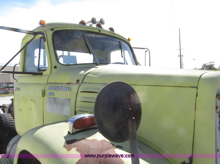image for item E4519 1960 International R190 semi truck