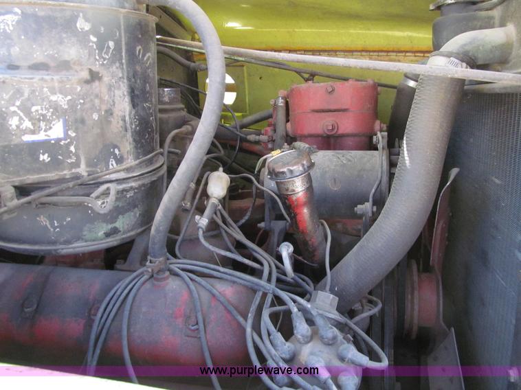 image for item E4519 1960 International R190 semi truck