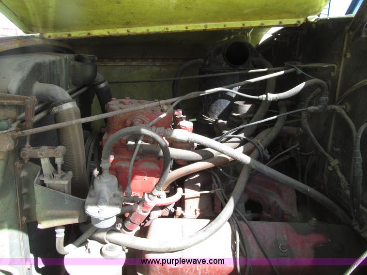 image for item E4519 1960 International R190 semi truck