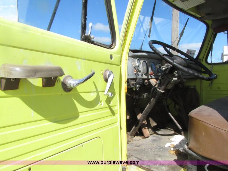 image for item E4519 1960 International R190 semi truck