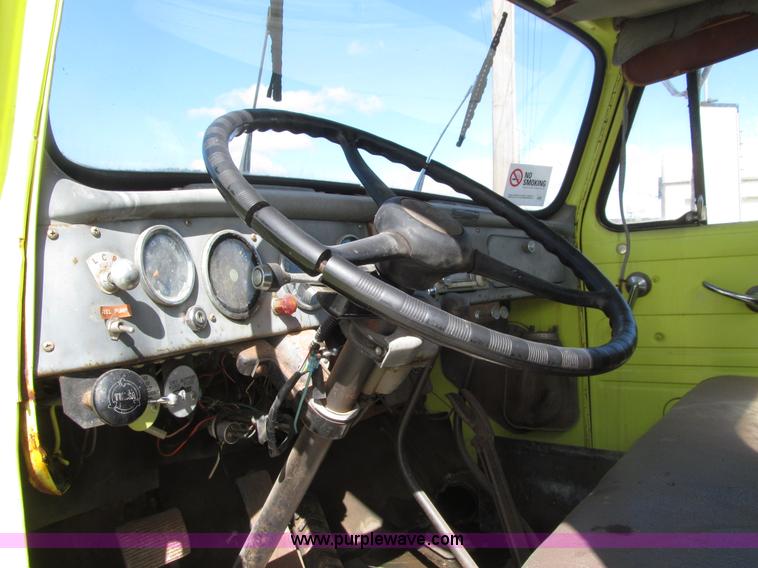 image for item E4519 1960 International R190 semi truck