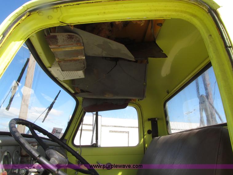 image for item E4519 1960 International R190 semi truck