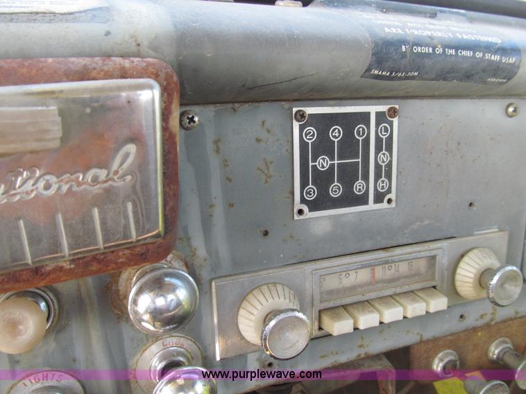 image for item E4519 1960 International R190 semi truck