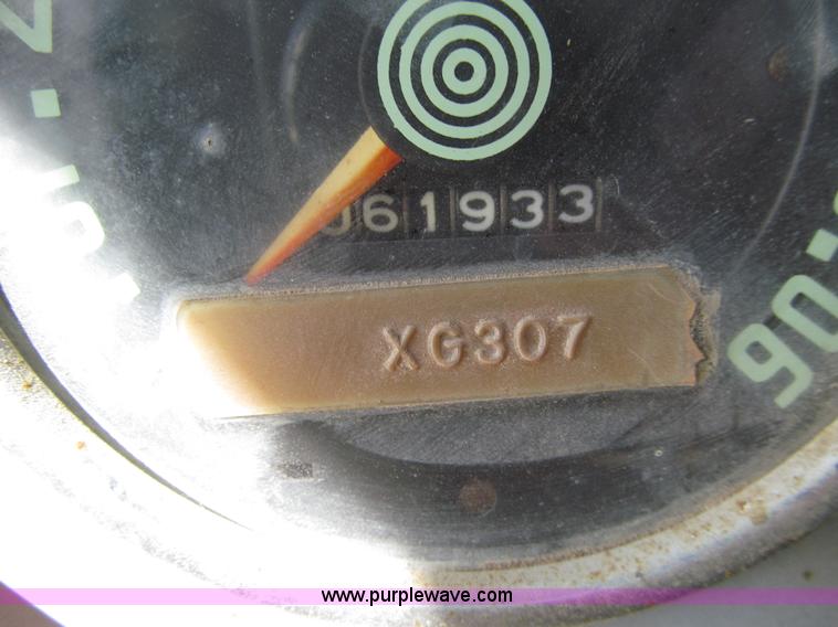 image for item E4519 1960 International R190 semi truck