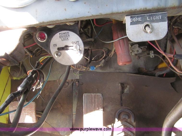 image for item E4519 1960 International R190 semi truck