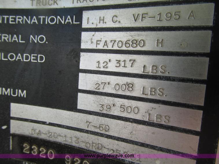 image for item E4519 1960 International R190 semi truck