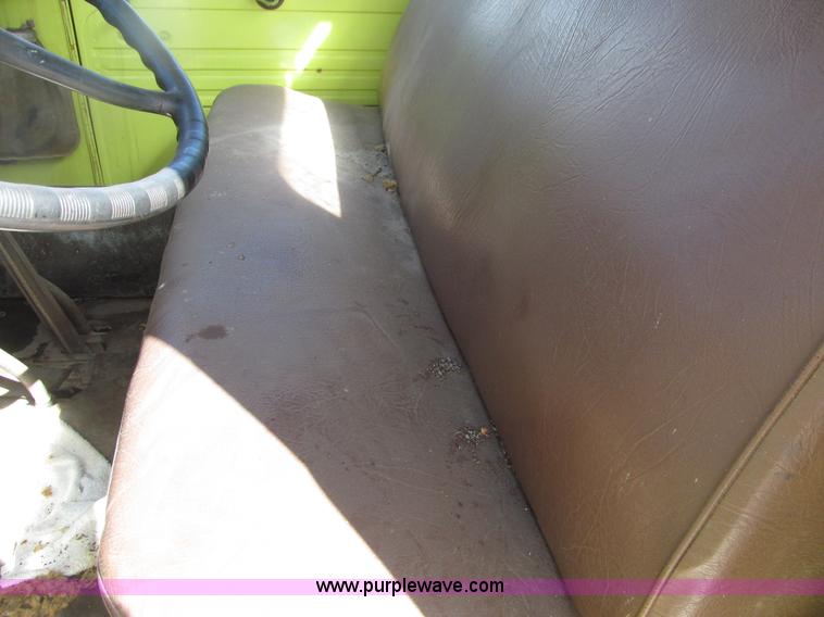 image for item E4519 1960 International R190 semi truck