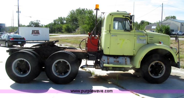image for item E4519 1960 International R190 semi truck