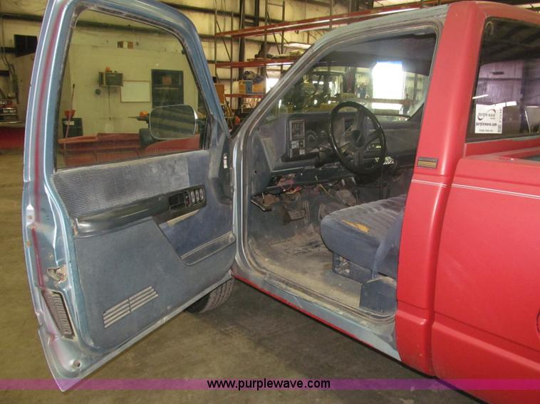 image for item F7119 1991 Chevrolet Silverado 2500 pickup truck