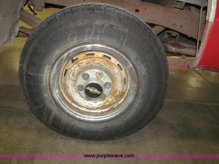 image for item F7119 1991 Chevrolet Silverado 2500 pickup truck