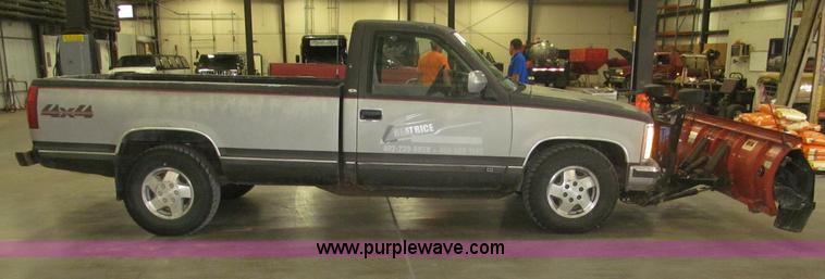 image for item F7120 1992 GMC Sierra 1500 SLE pickup truck