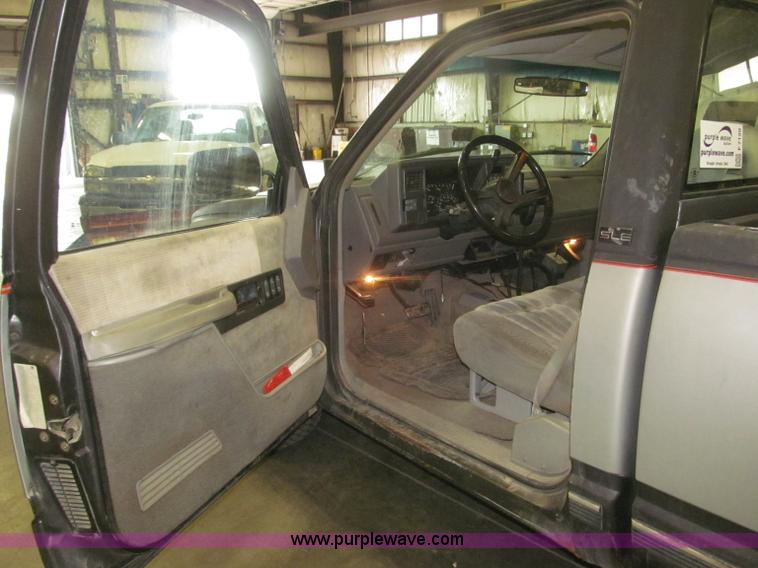 image for item F7120 1992 GMC Sierra 1500 SLE pickup truck