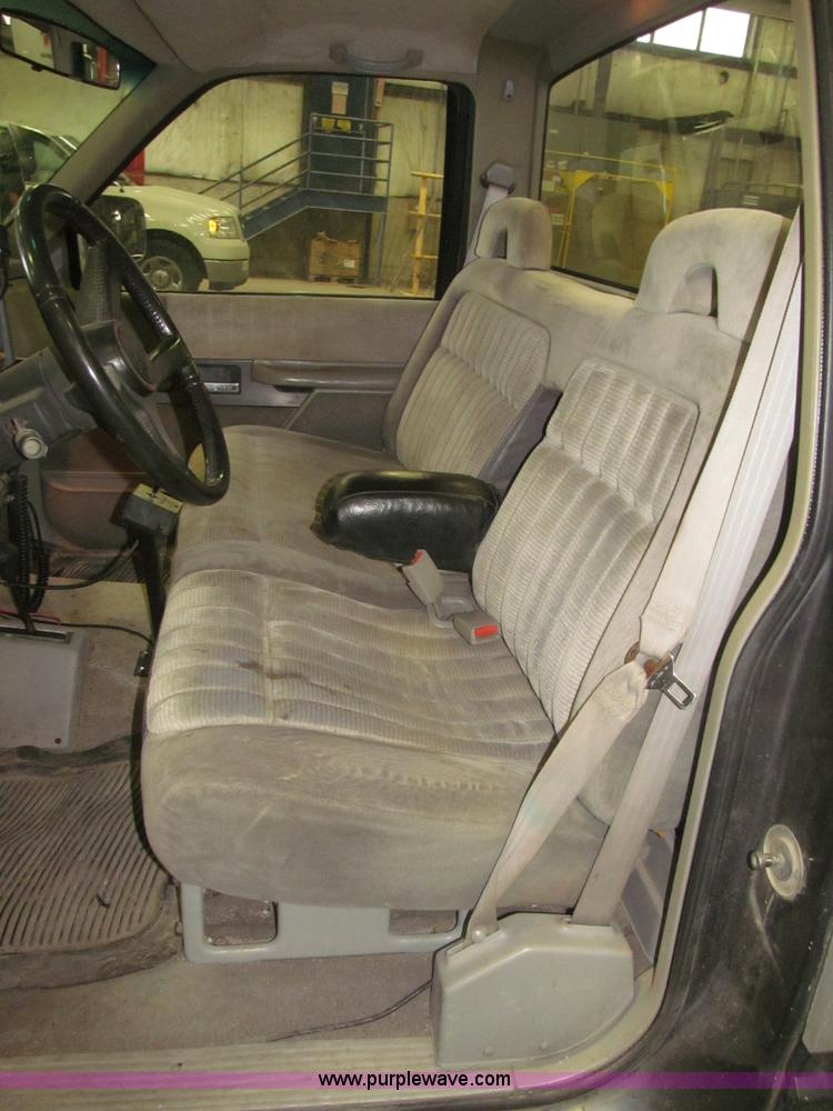 image for item F7120 1992 GMC Sierra 1500 SLE pickup truck