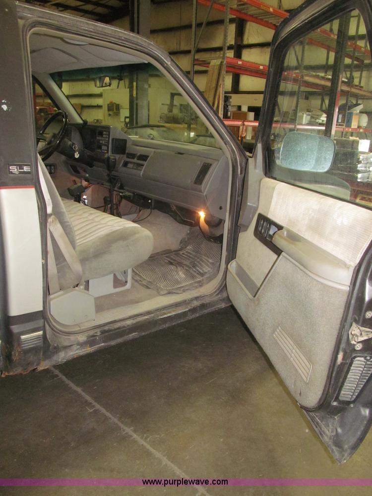 image for item F7120 1992 GMC Sierra 1500 SLE pickup truck