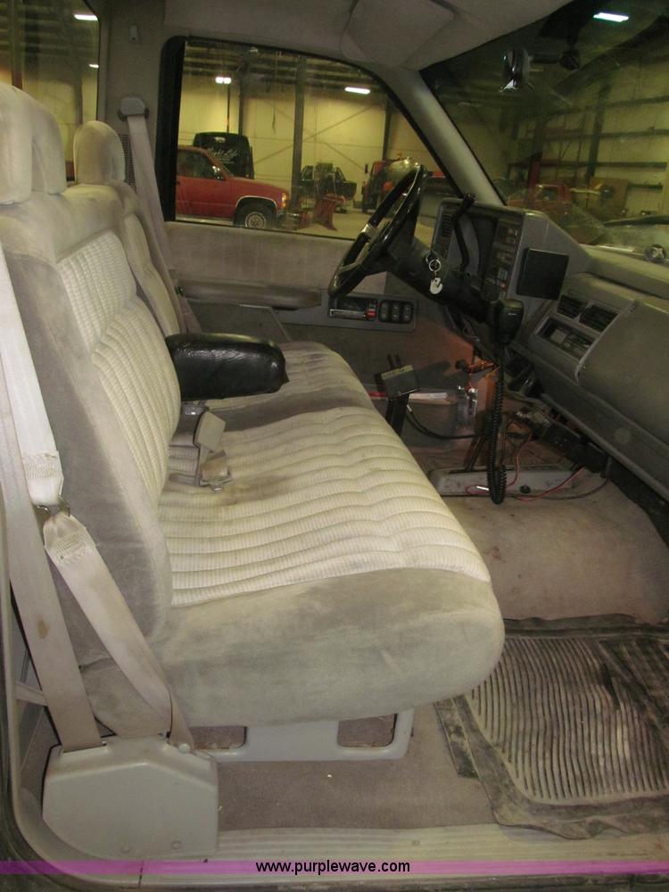 image for item F7120 1992 GMC Sierra 1500 SLE pickup truck