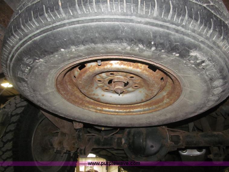 image for item F7120 1992 GMC Sierra 1500 SLE pickup truck