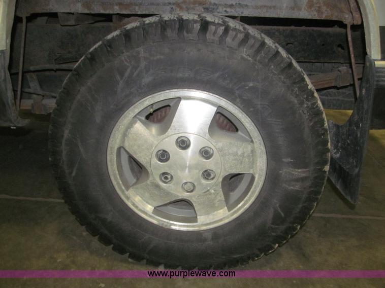 image for item F7120 1992 GMC Sierra 1500 SLE pickup truck