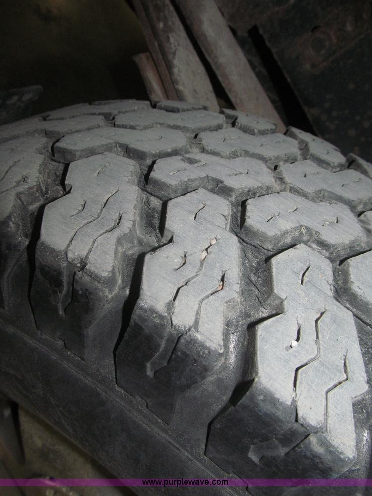 image for item F7120 1992 GMC Sierra 1500 SLE pickup truck