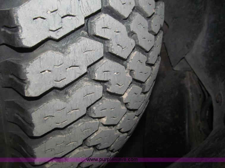 image for item F7120 1992 GMC Sierra 1500 SLE pickup truck