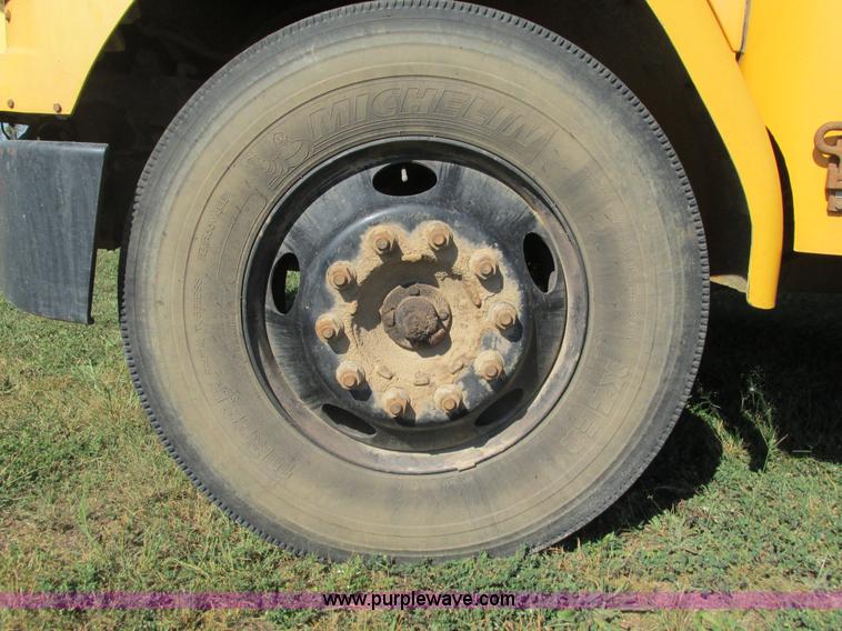 image for item G9441 2000 Freightliner Thomas school bus