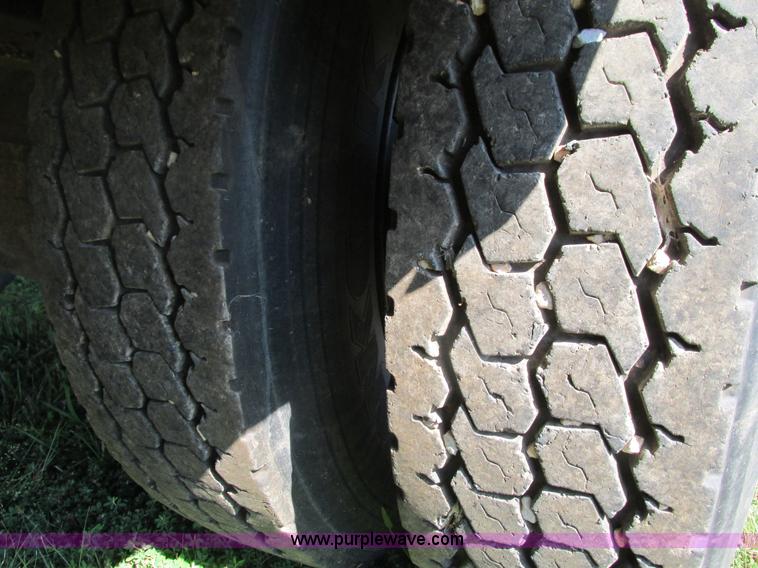 image for item G9441 2000 Freightliner Thomas school bus