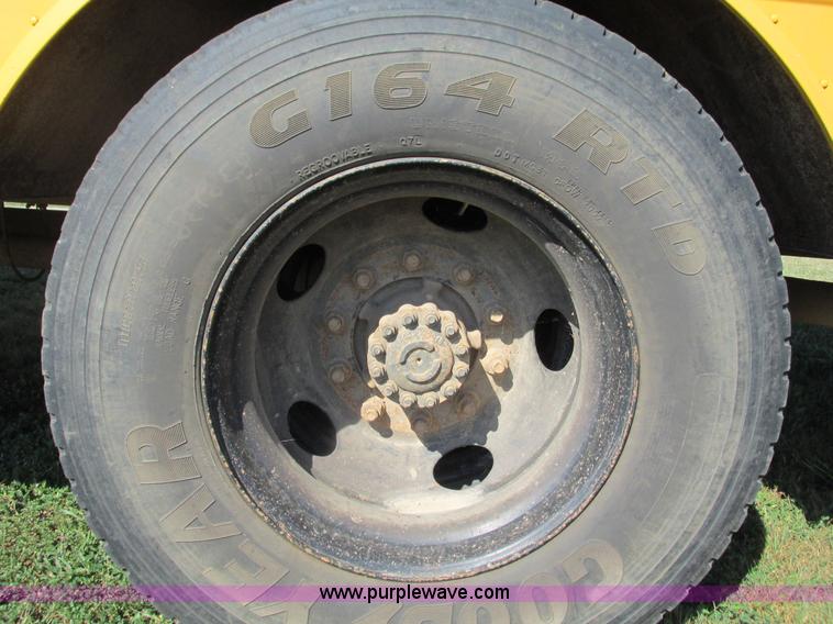 image for item G9441 2000 Freightliner Thomas school bus