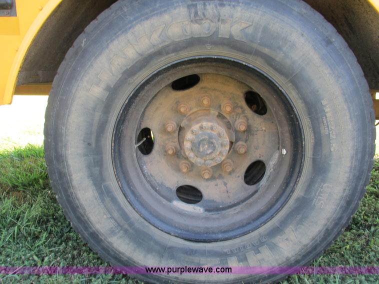 image for item G9441 2000 Freightliner Thomas school bus