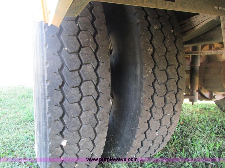 image for item G9441 2000 Freightliner Thomas school bus