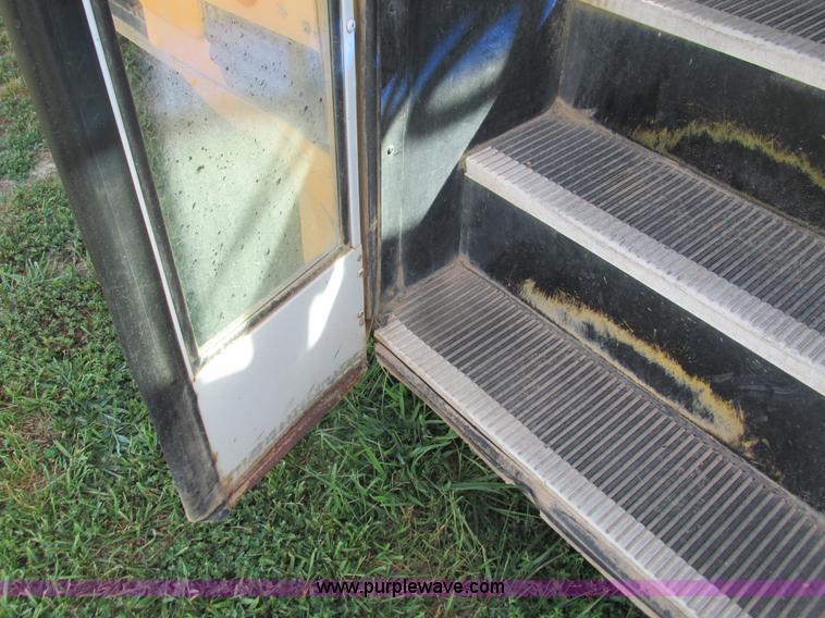 image for item G9441 2000 Freightliner Thomas school bus