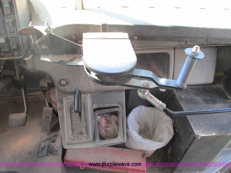 image for item G9441 2000 Freightliner Thomas school bus