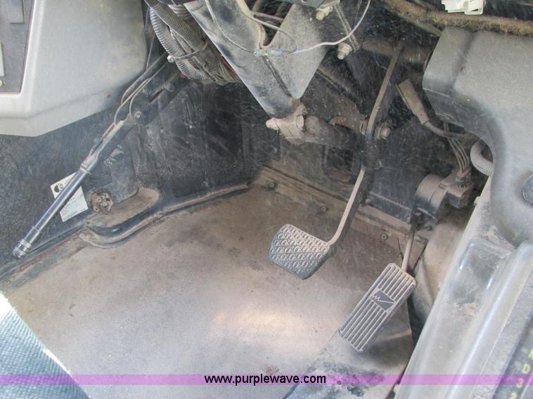 image for item G9441 2000 Freightliner Thomas school bus