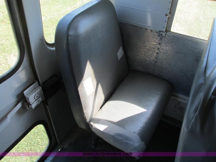 image for item G9441 2000 Freightliner Thomas school bus