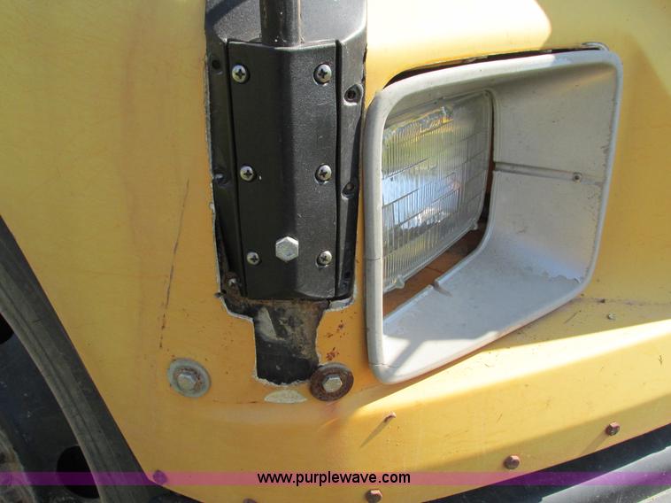 image for item G9441 2000 Freightliner Thomas school bus