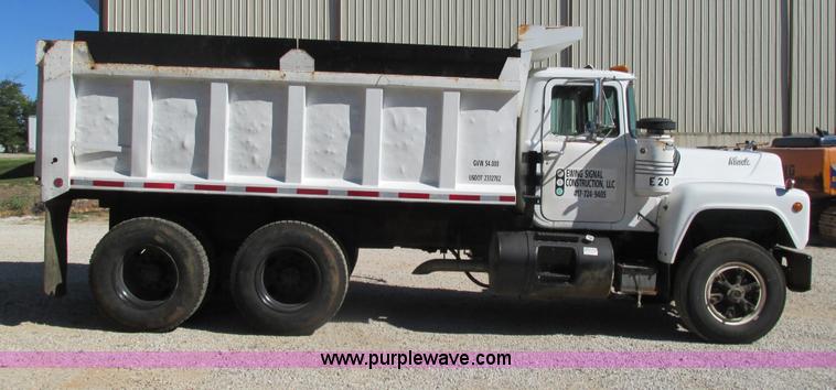 image for item G9444 1989 Mack Econodyne R690ST dump truck