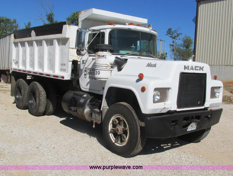 image for item G9444 1989 Mack Econodyne R690ST dump truck