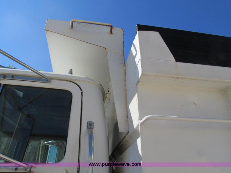 image for item G9444 1989 Mack Econodyne R690ST dump truck