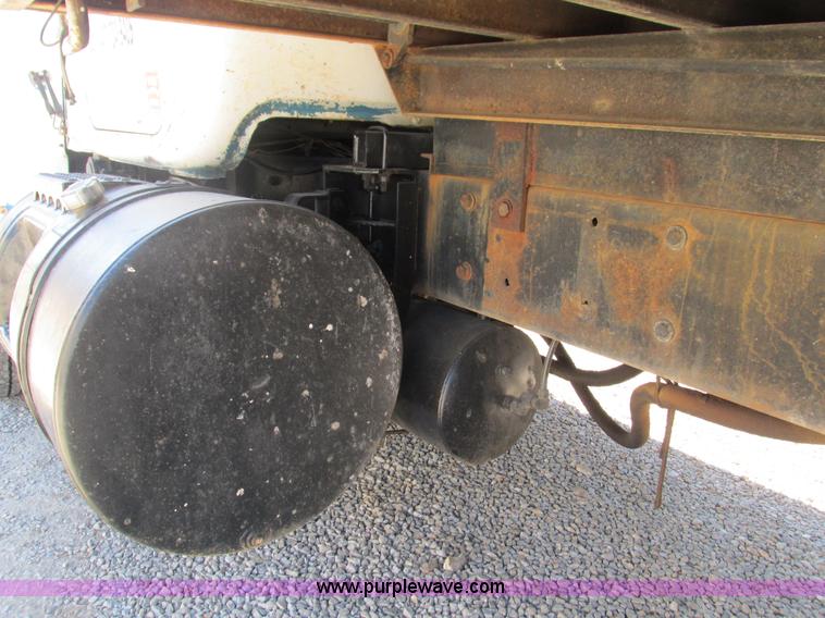 image for item G9444 1989 Mack Econodyne R690ST dump truck