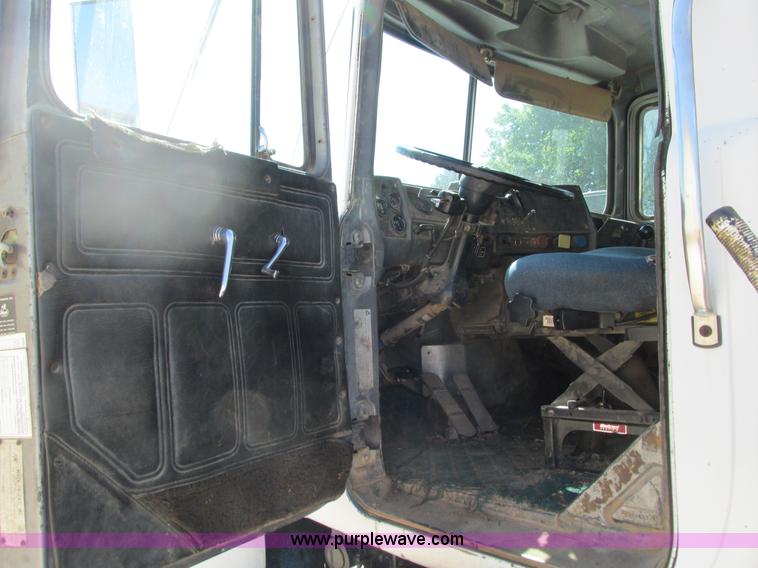 image for item G9444 1989 Mack Econodyne R690ST dump truck