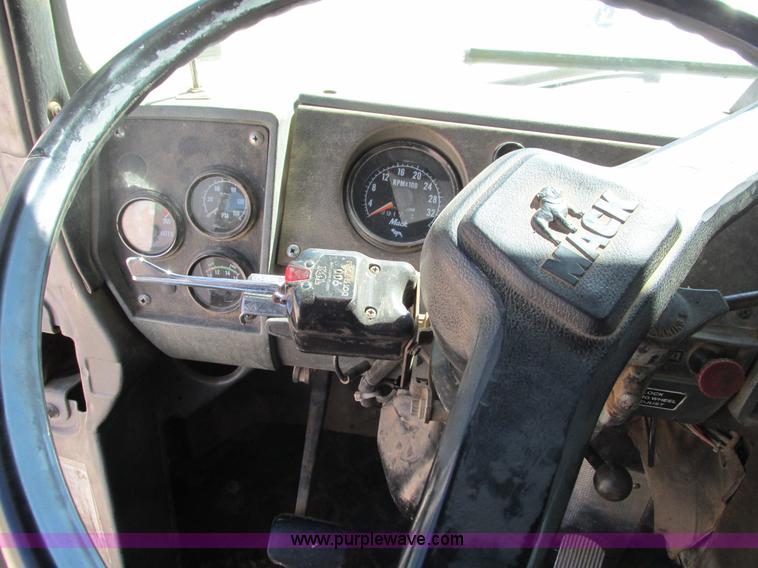 image for item G9444 1989 Mack Econodyne R690ST dump truck