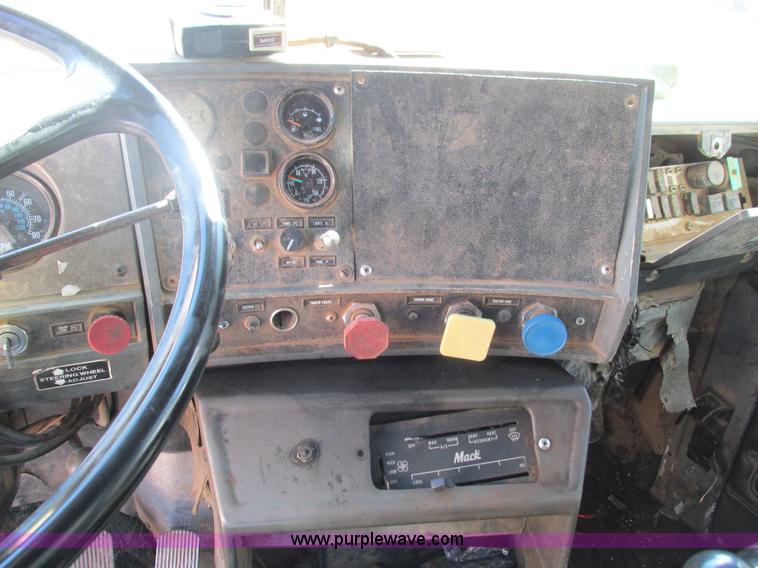 image for item G9444 1989 Mack Econodyne R690ST dump truck