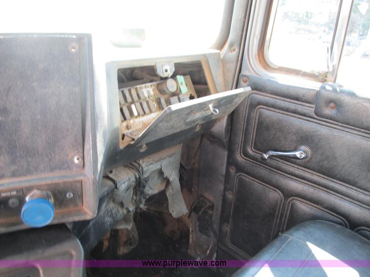 image for item G9444 1989 Mack Econodyne R690ST dump truck