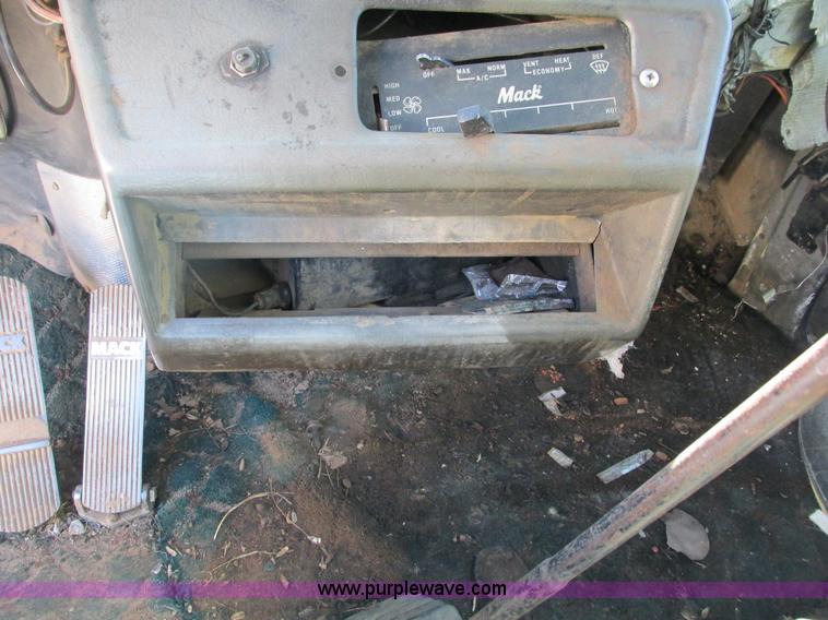 image for item G9444 1989 Mack Econodyne R690ST dump truck