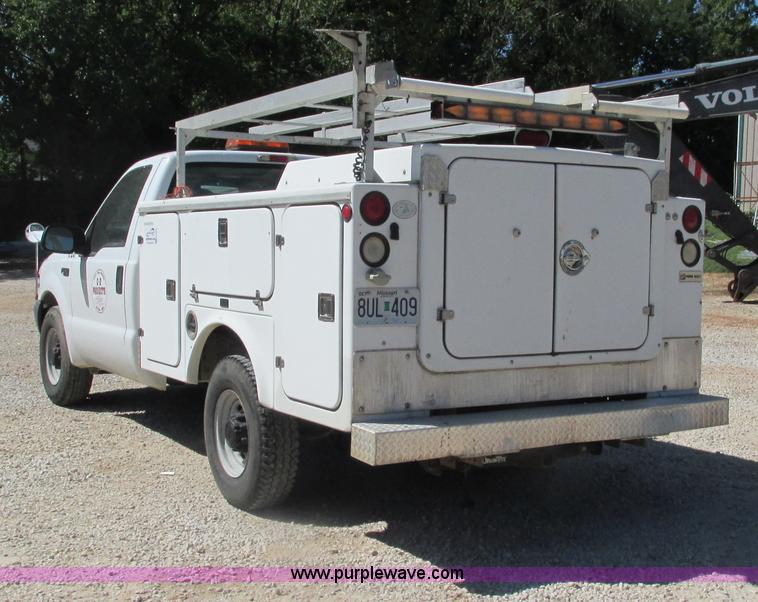 image for item G9445 1999 Ford F250 Super Duty utility truck