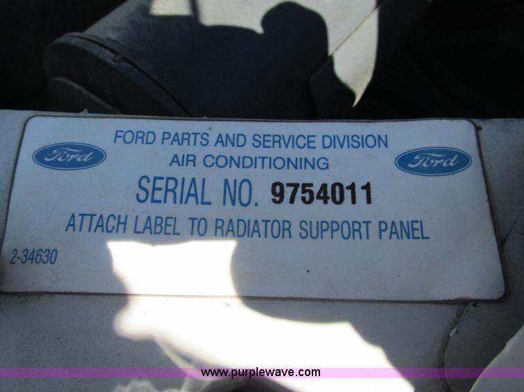image for item G9445 1999 Ford F250 Super Duty utility truck